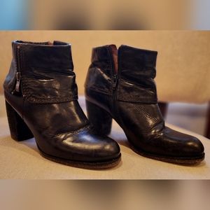 Naya Lark black leather ankle boots